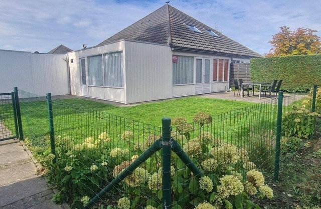 Schoneveld 157 of type Duinroos located at the Schoneveld holiday park is built as a 4 under a roof House and is very practical and cosy. The House is particularly suitable for 1 to 4 people.