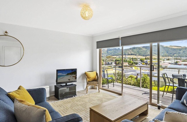 Schram - Views Over Apollo Bay, Ocean, Beach & Otways