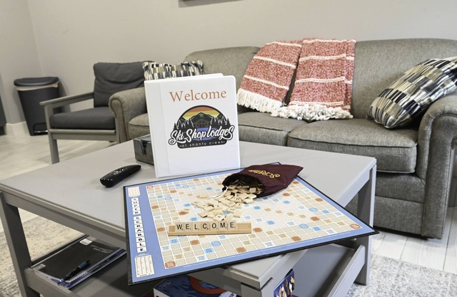 Schuss Mountain. Sleeps 6. Heated floors. Pools! Modern decor. Dog Friendly