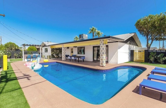 Scottsdale Sophisticated Luxury w/Heated Pool, EV Charger