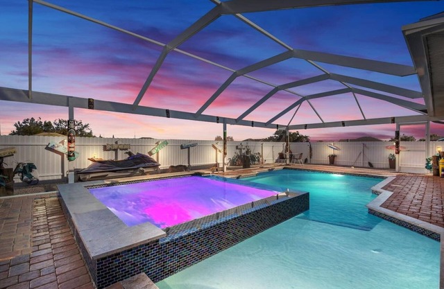 Screened Pool/spa, Outdoor Kitchen W/TV's!