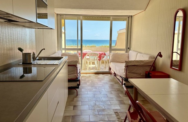 SE084 - Senigallia, new sea front apartment at the 'Pyramids'