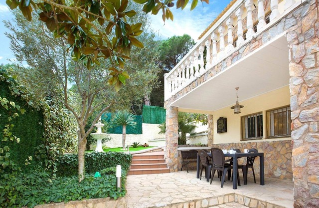 Sea and mountain view villa with pool