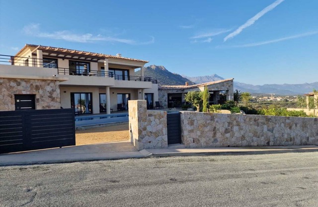 SEA AND MOUNTAIN VIEW VILLA