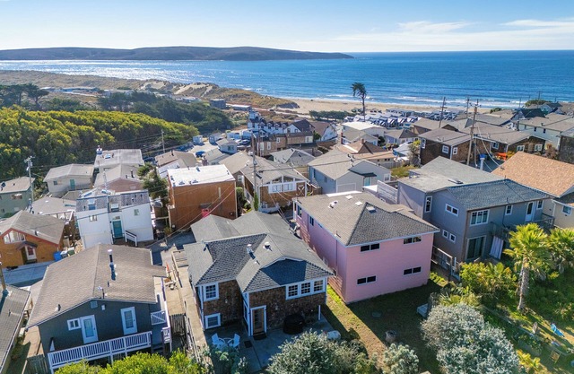 Sea Breeze: 5 min Walk to Beach! Perfect Family Beach Cottage! GmRm/Pup/WiFi