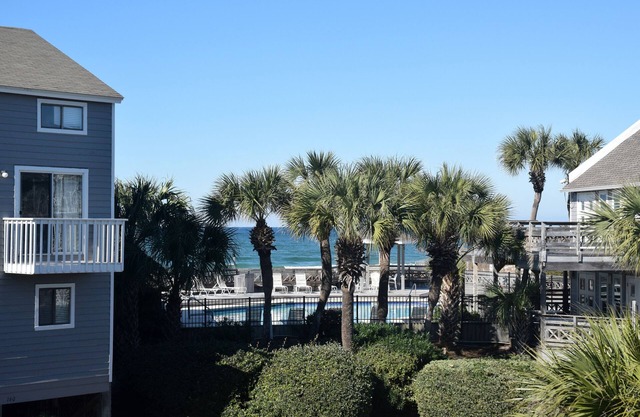 Sea Breeze Beautiful Gulf views, across from beachfront pool, pond, many extras