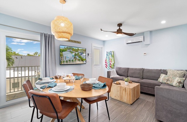 Sea Breeze - Pet Friendly, Located in Siesta Key Village, Steps to Siesta Key Beach!