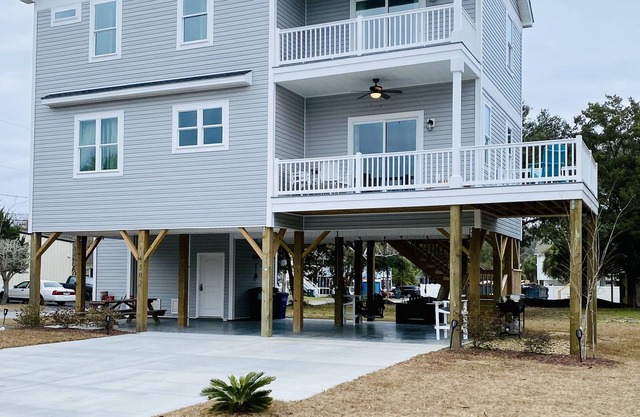 SEA DAYZ Beautiful NEW 4 Bdrm beach house steps to Windy Hill beach!
