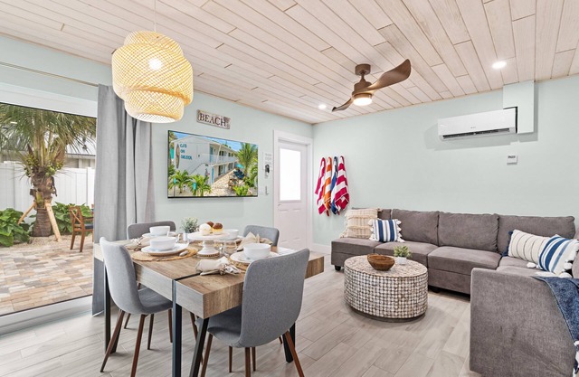 Sea Dream - Pet Friendly, Located in Siesta Key Village, Steps to Siesta Key Beach!