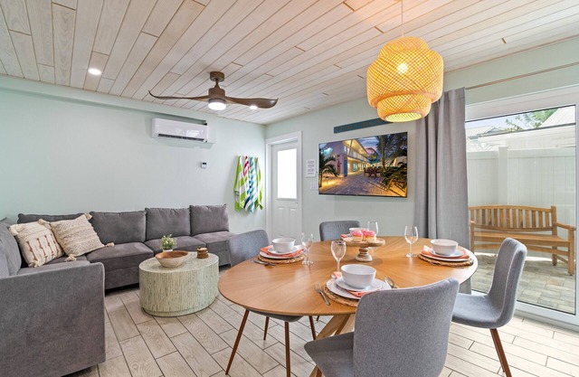 Sea Foam - Pet Friendly, Located in Siesta Key Village, Steps to Siesta Key Beach!