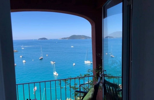 Sea front Stunning views , quiet garden, in town