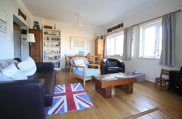 Sea-Glimpse, Old Hunstanton, contemporary apartment + beach hut 500-yards to sea