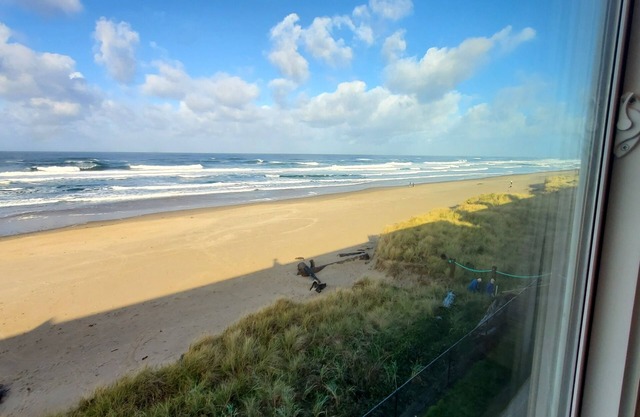 Sea Gypsy Condo Front Row Seat to Sunsets, Beach, Summer FunnSwimming pool, BBQ