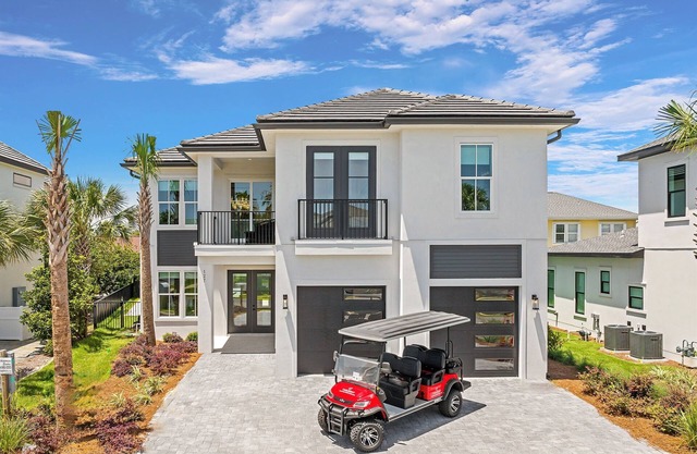 Sea La Vie: Private beach steps away, Golf cart, Heated pool & hot tub