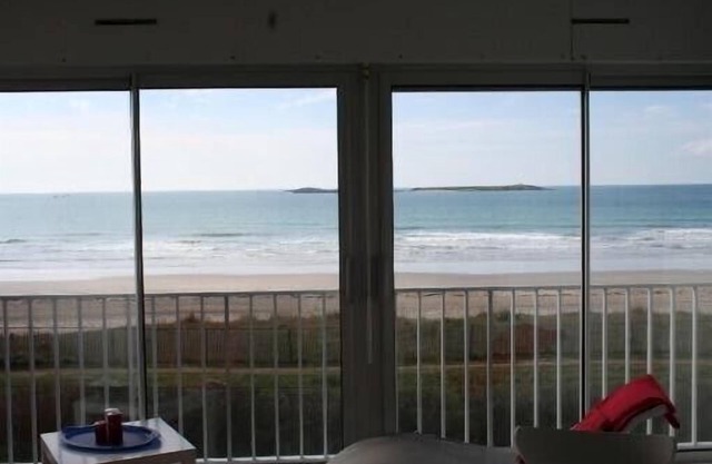 Sea view apartment with direct beach access, private parking, sleeps 4