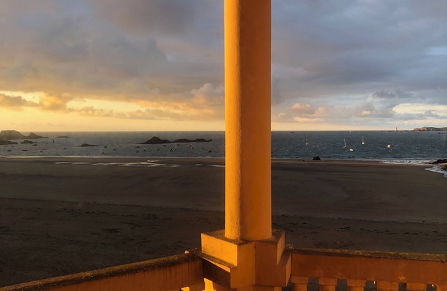 Sea view apartment, large balcony, in Art Deco building with private parking