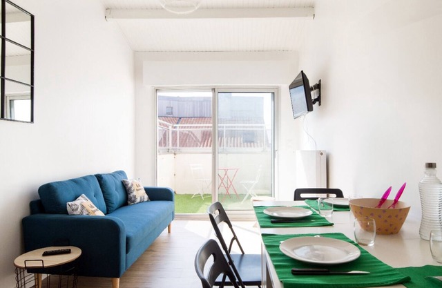 Sea view apartment with pool