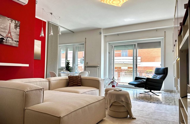 Sea View Paradise: 2-Bed Coastal Retreat