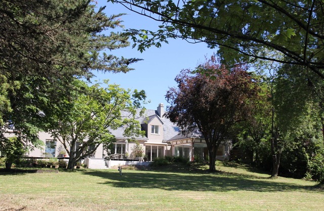 Sea view rental, sleeps 2 to 6 in charming, seafront property.