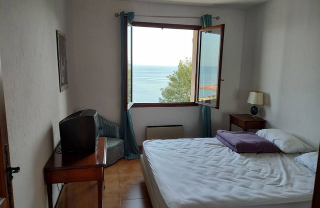 Sea view villa rental in Antheor