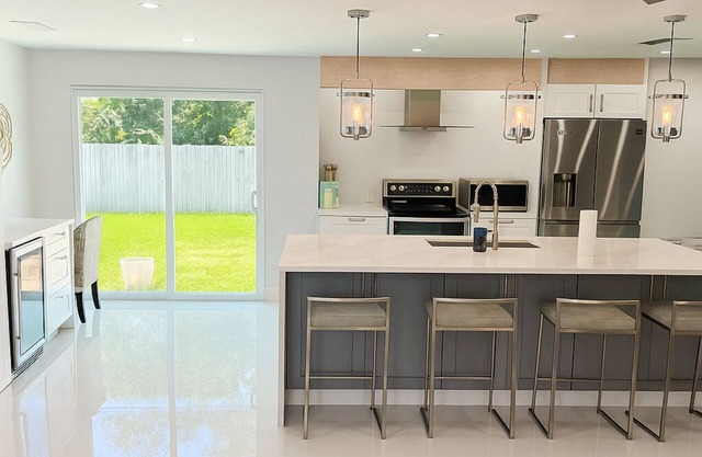 Seabreeze, beautifully renovated coastal home just 1.5 miles from Naples beaches
