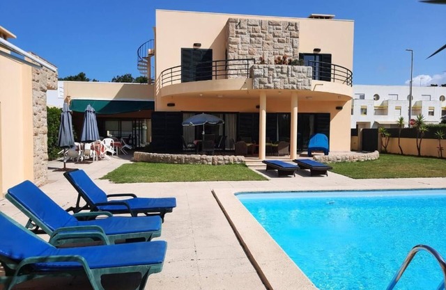 Seabreeze Villa in Esposende – Pool, 100m to the Sea, Sleeps 10