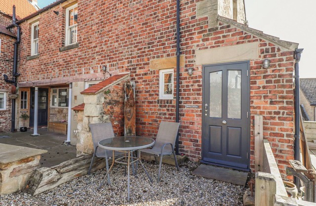 SEAFIELD GRANARY, romantic, character holiday cottage in Alnmouth