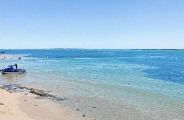 Seaford - Seabreeze; Beautiful Beachfront, 2-Bedroom Apartment - WiFi, Netflix.