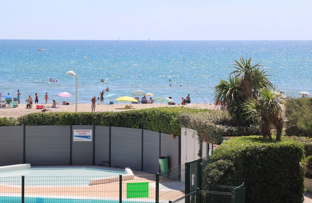 Seafront apartment, air-conditioned, walk-through, private pool, parking