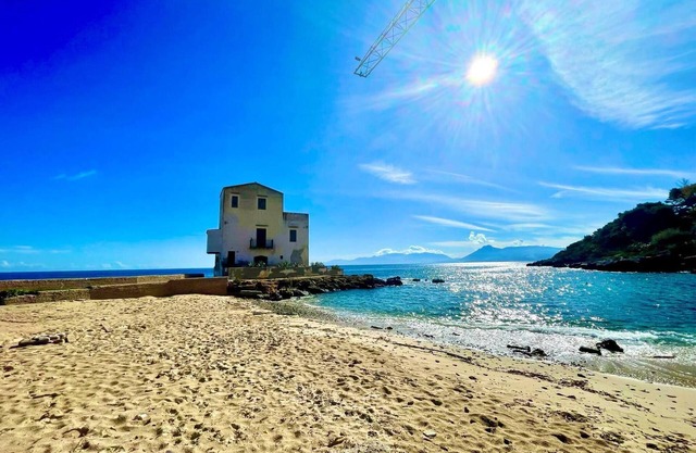 Seafront house Le Finestre Sul Mare with balcony