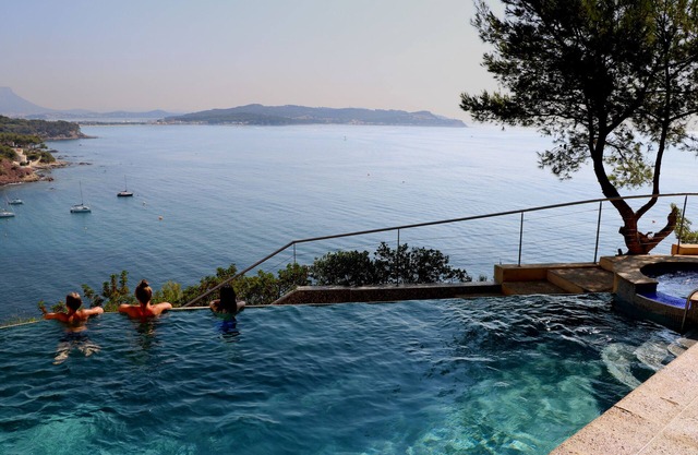 Seafront - Sumptuous, very quiet, swimming pool, hot tub, private sea access