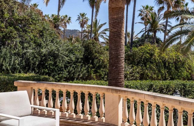 Seafront-Vfilla with pool & acc for up to 8 people
