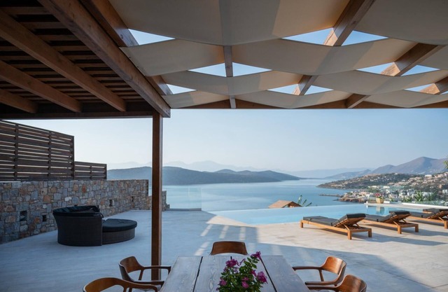 Seafront Villa with a heated pool Unique location