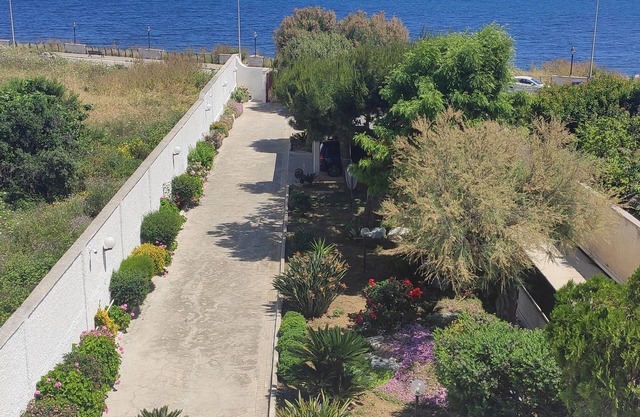 Seagull Apartment Bari sleeps 6, sea view with free parking and Wi-Fi