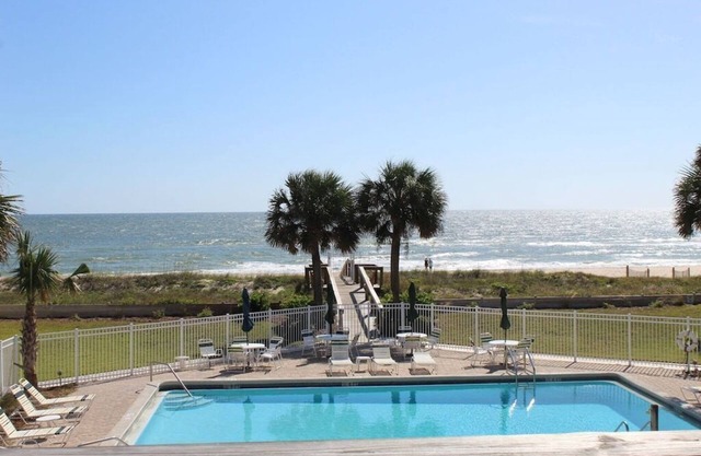 SEASHELL ESCAPE - Pool & Beach Front 2 Bedroom sleeps 6 - Enjoy!