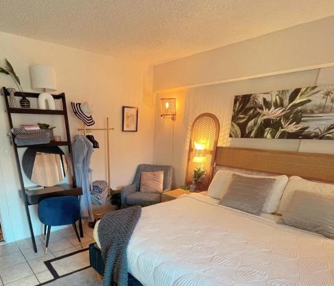 Seashore Waikiki studio 1 block from a beach No Resort Fees