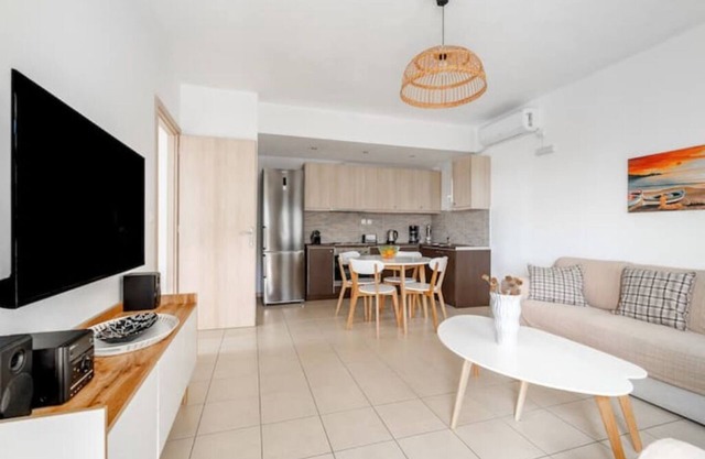 Seaside 2-BDR Luxury Suite #1 Pool & Sea Views