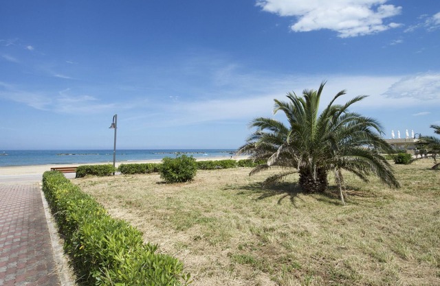 Seaside Apartment 8 | Rose garden