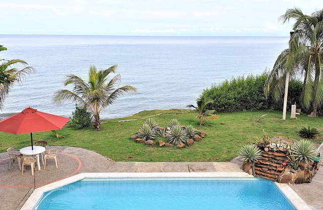 Seaside cottage with pool and private beach