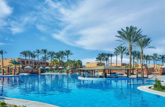 Seaside Escape | Reef Dives, Poolside Relaxing & Game Room Fun