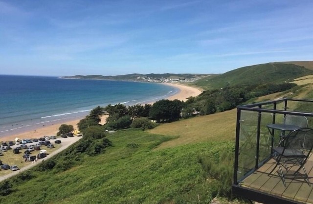 Seaside Escape – Luxury 2-Bed Apartment at Putsborough Beach with Heated Pool