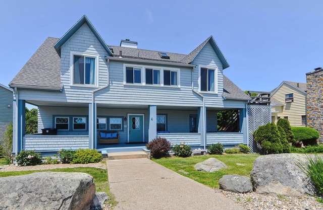 Seaside House: Good Harbor Beach and the Back Shore right outside your door.