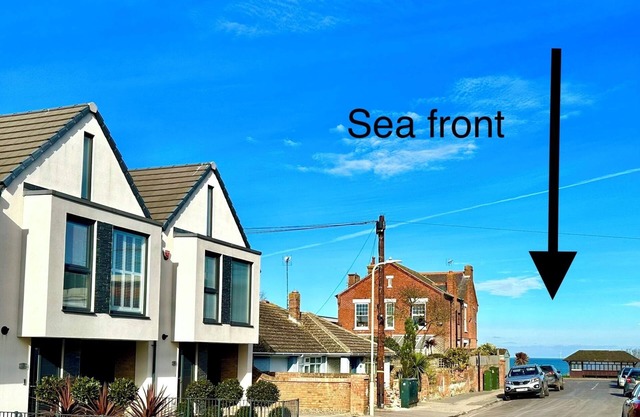 Seaside luxury escape - 2 mins to beach, shops, restaurants.