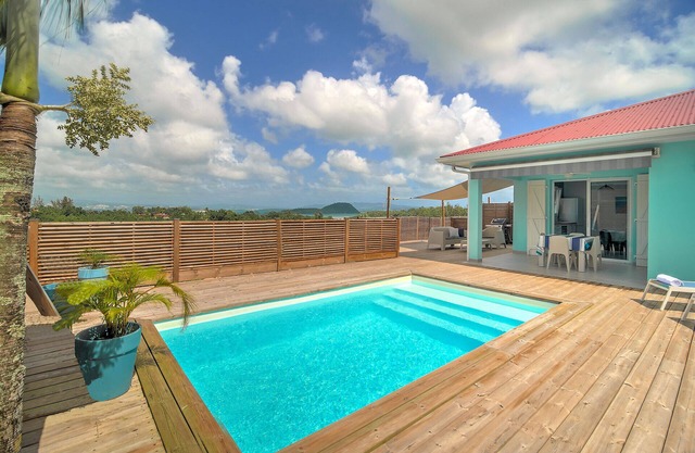 SeaSide: Superb new villa with pool and sea view