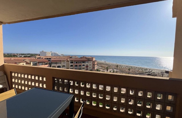 Seaside T2 Apartment with AC, Pool, and Terrace, Sleeps 4 – Near Beach & Aqualand