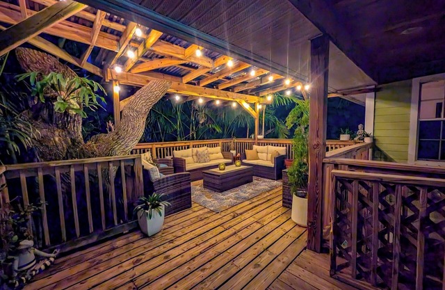 Seaside Tropical Treehouse on Orchid Island -nWalk to Dog-Friendly Private Beach