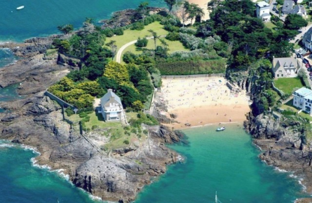 Seaside villa with two beach accesses. Park, view, exceptional surroundings.