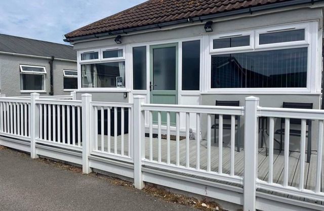 SeasideEscape-2Br-Sleeps4-Parking-PetsOK-Fireplace