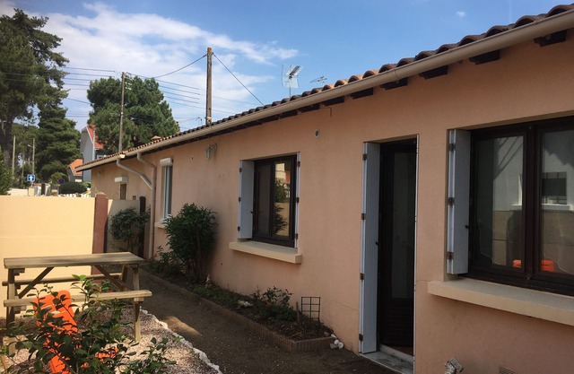 Seasonal rental for 2 to 4 people near the sea and shops