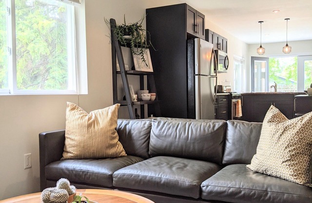 Seasonal Rental; 2-mins drive to dwntwn Cwood; 8-mins to Blue Mtn; pet-friendly
